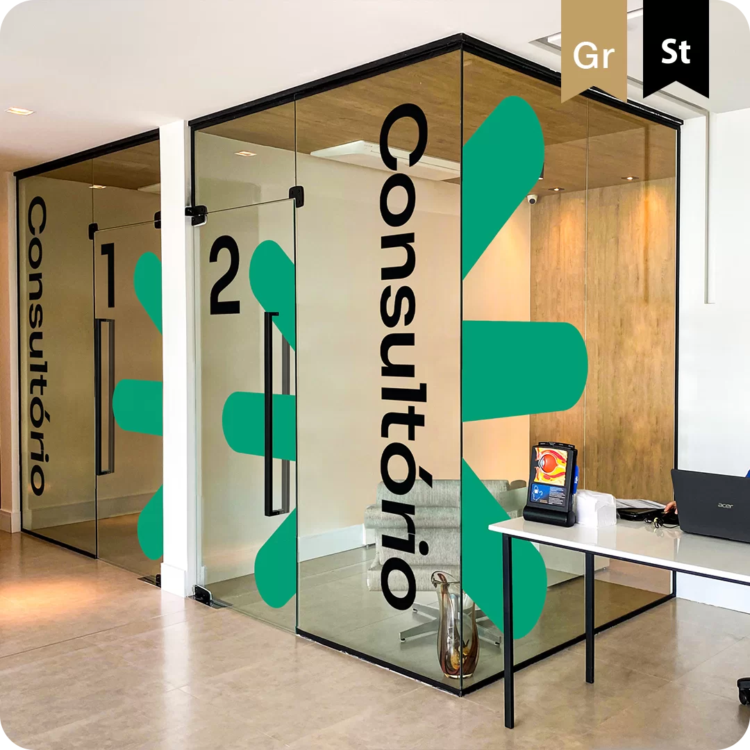 Porta de vidro de um consultório com potagens personalizadas e dois destaques do Behance