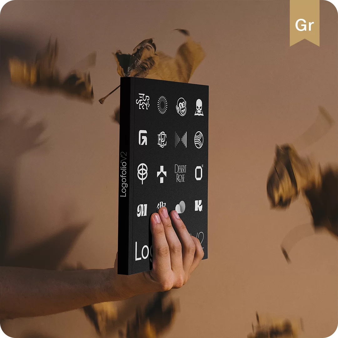 Mão segurando um livro como vários logotipos